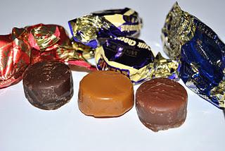 Walkers Assorted Toffees and Chocolate Éclairs und Butlers Honeycomb Crisp Chocolates & Mandarin Truffles