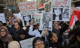 Ägypten: Junge Frauen, die von Soldaten angegriffen, geschlagen und nackt ausgezogen werden protestieren…