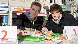 Zwei junge Männer testen Burger (Bild: WDR/Klaus Görgen)