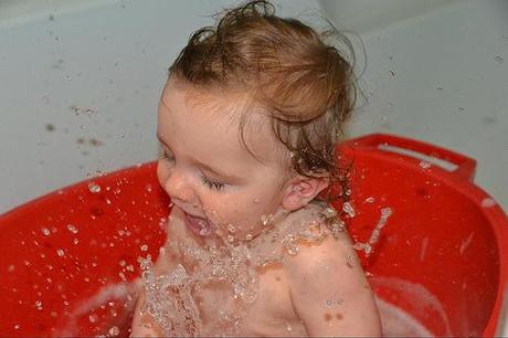 Tröpfen für Tröpfchen Es spritz gewaltig aus der Wanne