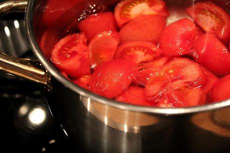 Tomatensuppe mit Trigrano-Reis und frischen Kräutern