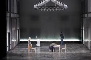 Fahler Raum, pralles Theater: „Das Ende des Regens“ im Bayerischen Staatsschauspiel // Radu Afrim