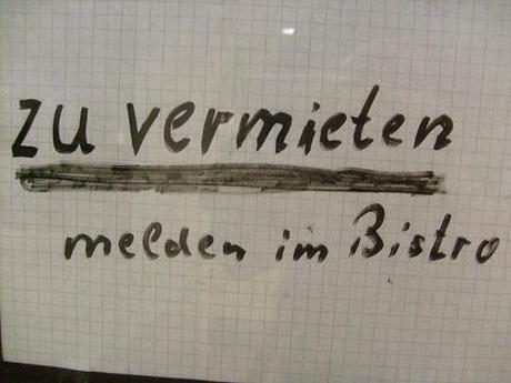 Hinweisschild: kein Behördendeutsch Bitte im Bistro melden