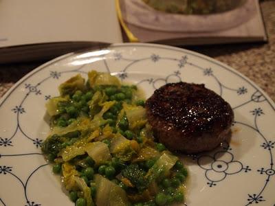 Salat-Erbsen-Gemüse - nach Jamie Oliver mit  Steak Burger