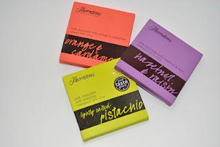 Thorntons lightly salted Pistachio, Orange & Cardamom und Hazelnut & Raisin Chocolate Block