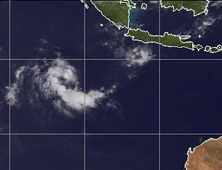 System 99S bildet sich bei Indonesien, Australische Zyklonsaison, 2012, Februar, aktuell, Satellitenbild Satellitenbilder,