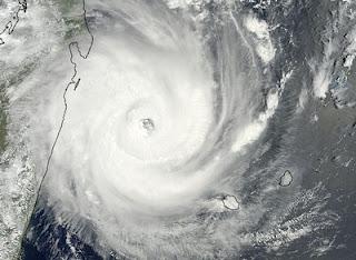 Zyklon GIOVANNA vor Madagaskar: aktuelles HQ Satellitenfoto als Hurrikan Kategorie 4, NASA, Satellitenbild Satellitenbilder, Hurrikanfotos, aktuell, Giovanna, Februar, 2012, Indischer Ozean Indik, Zyklonsaison Südwest-Indik, major hurricane, Madagaskar, Mauritius,