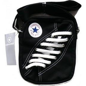 Schwarze Converse Minitasche XS in Schuhform als Chucks Pocket Bag Tasche