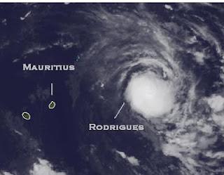 Zyklon HILWA parkt bei Rodrigues - Mauritius nicht in Gefahr - Zyklon GIOVANNA nicht mehr existent, Giovanna, Hilwa, Mauritius, aktuell, Februar, 2012, Satellitenbild Satellitenbilder, Vorhersage Forecast Prognose, Verlauf, Zugbahn, Indischer Ozean Indik, Zyklonsaison Südwest-Indik,
