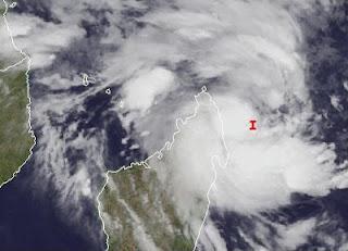 System 92S bei Madagaskar wird voraussichtlich zum Zyklon IRINA - Mauritius nicht in Gefahr, Irina, aktuell, Satellitenbild Satellitenbilder, Madagaskar, Indischer Ozean Indik, Zyklonsaison Südwest-Indik, Februar, 2012,