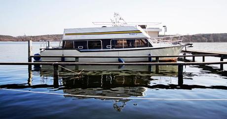 Hausboot von TOP CHARTER liegt im Hafen Marina Lanke