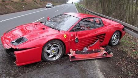 Wegen einem Igel fährt ein Ferrari-Fahrer sein Auto zu Schrott