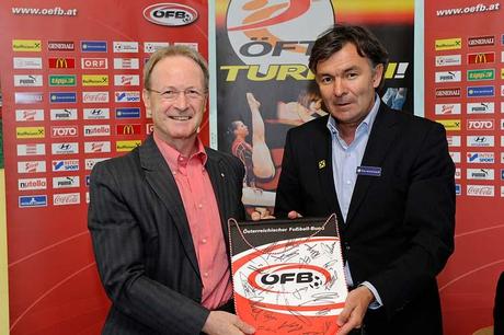 ÖFB-Sportdirektor Ruttensteiner beim Überreichen eines Autogramm-Wimpel des Fußball-Nationalteams an ÖFT-Präsident Manseder zum Zeichen des Dankes