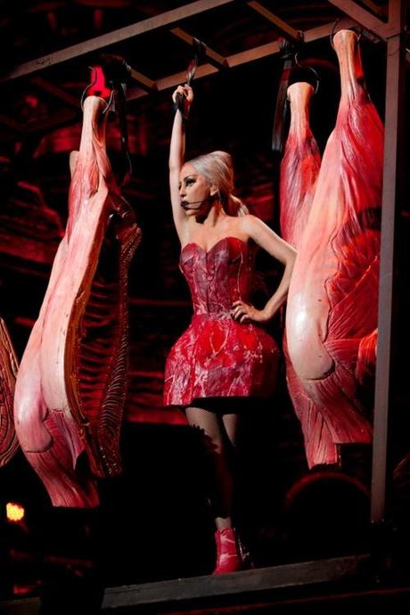 Lady Gaga hat ein neues Fleischkleid und keinen Verlobungsring