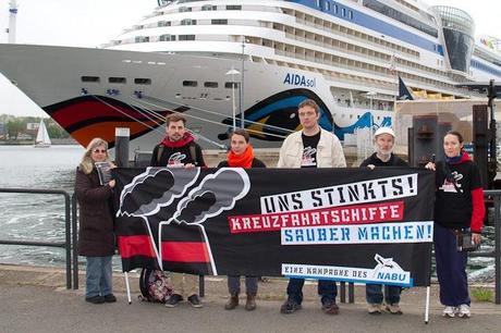 Kreuzschifffahrt in Warnemünde: Protest auf der Port Party