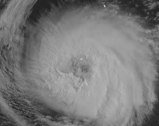 Taifun SANVU aktuell: Satellitenbild zeigt Iwo Jima im Auge des Hurrikans, Hurrikanfotos, Sanvu, Satellitenbild Satellitenbilder, aktuell, Taifun Typhoon, Taifunsaison, Taifunsaison 2012, 2012, Mai, Pazifik, Japan, 
