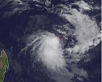 Tropisches Tief 14-S nördlich von Mauritius wird eventuell zum Tropischen Sturm KUENA, Kuena, 2012, Zyklonsaison Südwest-Indik, aktuell, Satellitenbild Satellitenbilder, Juni, Madagaskar, Mauritius, Vorhersage Forecast Prognose, 
