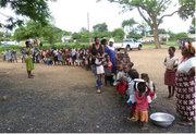 Waisenkinder an einer von Help unterstützen Suppenküche in Simba