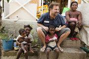 Help-Landeskoordinator Gregor Werth bei einer Familie in Haiti