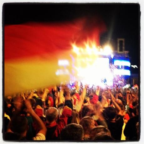 EM 2012 - Fanmeile Berlin (Deutschlandflagge vorm Brandenburger Tor)