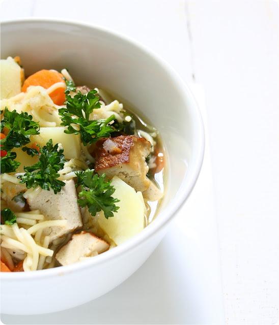 Räuchertofu-Gemüseeintopf mit selbstgemachter Brühe und ein Gewinnspiel Räuchertofu-Gemüseeintopf mit selbstgemachter Brühe und ein Gewinnspiel