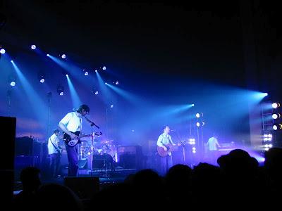 Ein Toter: Konzertbühne bricht vor Radiohead Auftritt zusammen