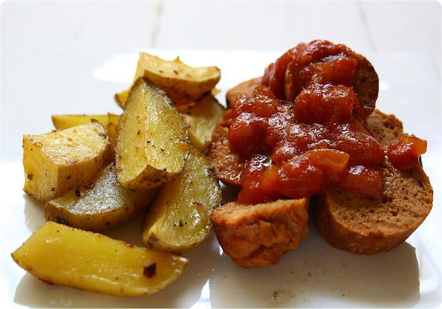 vegane Currywurst mit Potato-Wedges vegane Currywurst mit Potato-Wedges