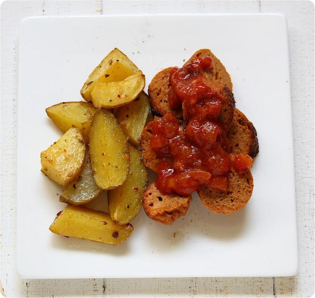 vegane Currywurst mit Potato-Wedges vegane Currywurst mit Potato-Wedges