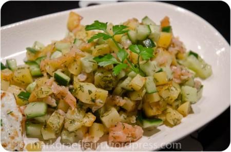Kartoffelsalat mit Gurken und Räucherlachs