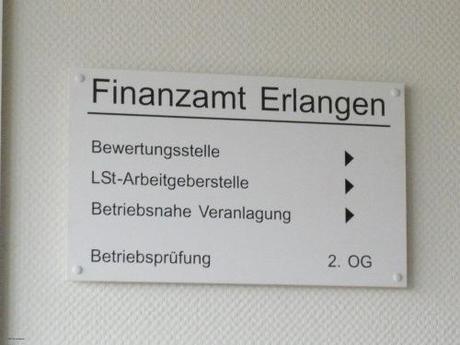 der Nussknacker nimmt drei leitende Beamte des Finanzamtes Erlangen vorläufig fest…
