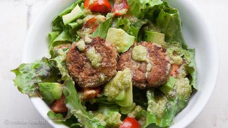 Blitz Falafel auf Salat mit Avocadodressing