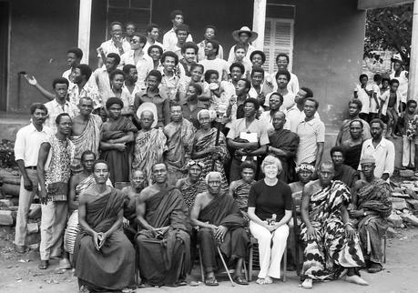 1980: Dozentin Schreckenbach mit ihren Studenten, den Dorfältesten und dem Häuptling in Tafiefe in der Volta Region.