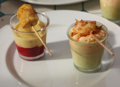 Waldfrieden-Sommer-Menü: Erbsen-Wasabi-Suppe mit Karottenschaum und Garnele Waldfrieden-Sommer-Menü: Erbsen-Wasabi-Suppe mit Karottenschaum und Garnele