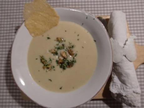 Rezept für eine cremige Kartoffel-Sellerie-Suppe mit Flusskrebsen und knusprigen Parmesanchips
