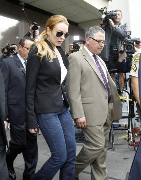 Actress Lindsay Lohan leaves Beverly Hills Municipal Court after a probation violation hearing in Beverly Hills, California October 22, 2010. REUTERS/Mario Anzuoni(UNITED STATES - Tags: ENTERTAINMENT)