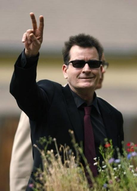 Actor Charlie Sheen arrives for a sentencing hearing at the Pitkin County Courthouse in Aspen, Colorado August 2, 2010. Sheen was expected to be sentenced for assaulting his wife during an alcohol-fueled Christmas Day quarrel in Aspen.  REUTERS/Rick Wilking (UNITED STATES - Tags: ENTERTAINMENT CRIME LAW PROFILE)