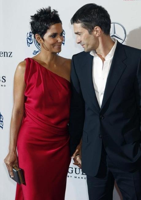 Actress Halle Berry and boyfriend Olivier Martinez arrive at the Carousel of Hope Ball in Beverly Hills, California October 23, 2010. The ball benefits The Barbara Davis Center for Childhood Diabetes. REUTERS/Fred Prouser (UNITED STATES - Tags: ENTERTAINMENT)