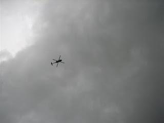 Hung Sen's Helikopter über der Stadt.