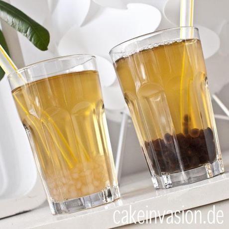 Bubble Tea mit weißen und dunklen Tapiokaperlen (vegan, laktosefrei, glutenfrei)