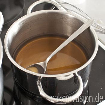 Bubble Tea mit weißen und dunklen Tapiokaperlen (vegan, laktosefrei, glutenfrei)