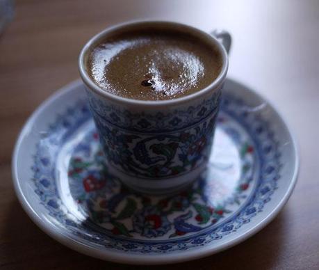 kaffee-und-kaffeesatzlesen-im-modernen-istanbul