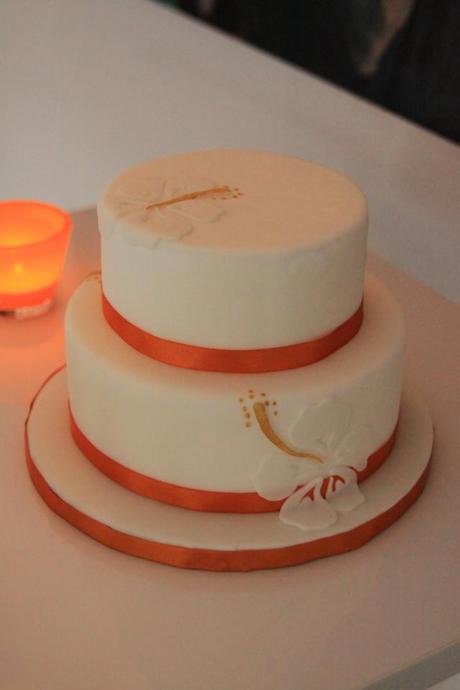 (Dummie)Hochzeitstorte in weiß-orange mit 2D-Hibiskusblüten