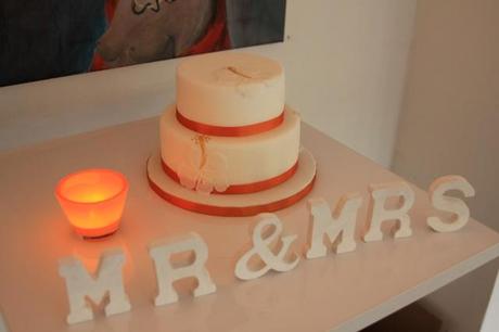 (Dummie)Hochzeitstorte in weiß-orange mit 2D-Hibiskusblüten