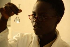 Technicien en pharmacie en formation au labo à Kajaga