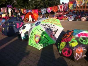 Regenschirme zu Rettungsschirmen - Kunstaktion vor dem Roten Rathaus in Berlin