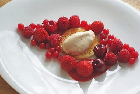sommerliches Dessert, Kirschparfait mit rotem Obst