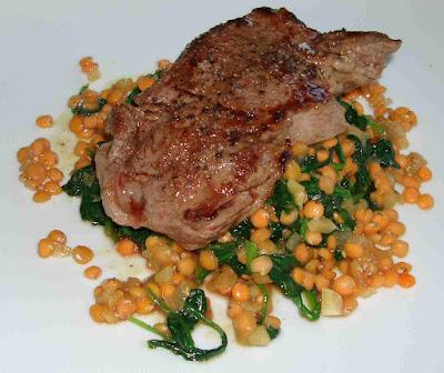 Kochen aus dem Vorratsschrank: Steak mit Spinat-Linsen Kochen aus dem Vorratsschrank: Steak mit Spinat-Linsen