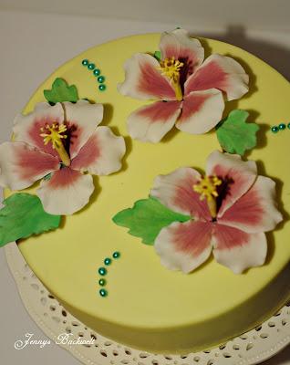 Ein kleines Törtchen mit Hibiskus-Blüten Ein kleines Törtchen mit Hibiskus-Blüten