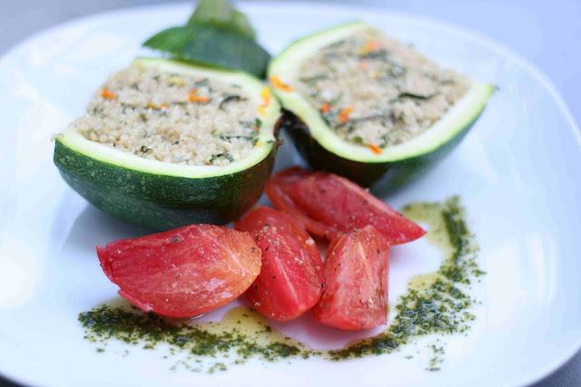 Quinoa-Zucchini mit Vanille-Tomaten und Minzöl Quinoa-Zucchini mit Vanille-Tomaten und Minzöl