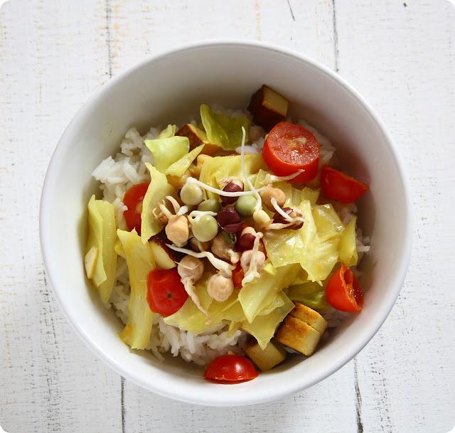 schneller Räuchertofu-Reis mit Weißkohl und Zitronengras schneller Räuchertofu-Reis mit Weißkohl und Zitronengras